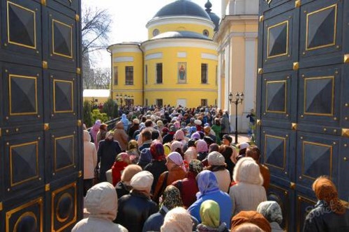 Мощи блаженной старицы Матроны покоятся в Покровском монастыре. К святой ежедневно обращаются около пяти тысяч прихожан